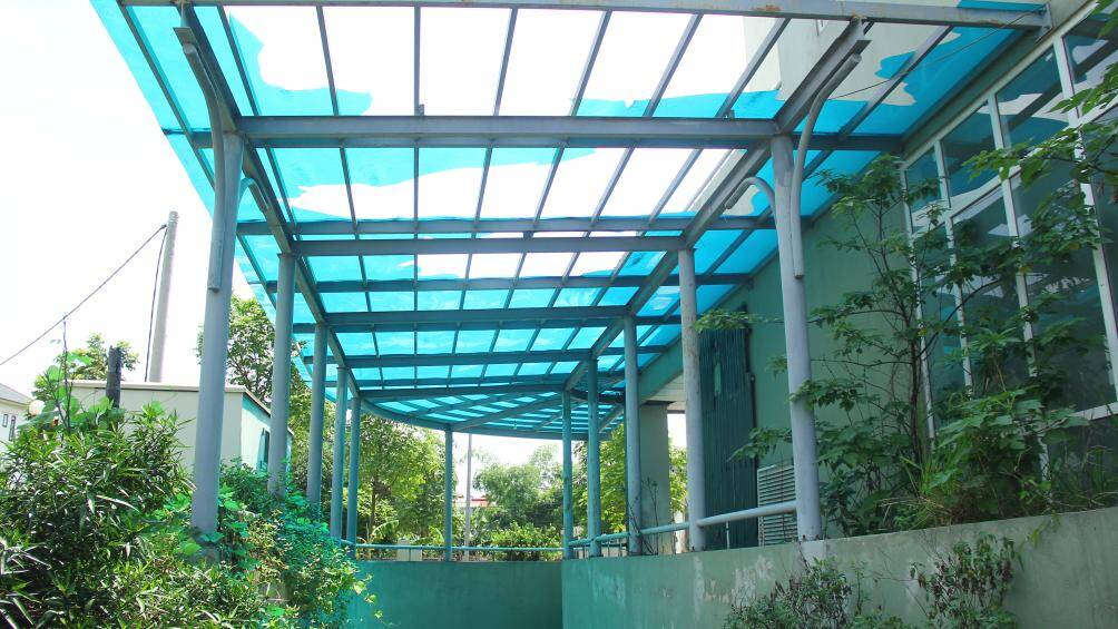 Hệ thống m&aacute;i che trước sảnh v&agrave; đường dẫn xuống hầm t&ograve;a nh&agrave; bị vỡ, thủng nhiều chỗ