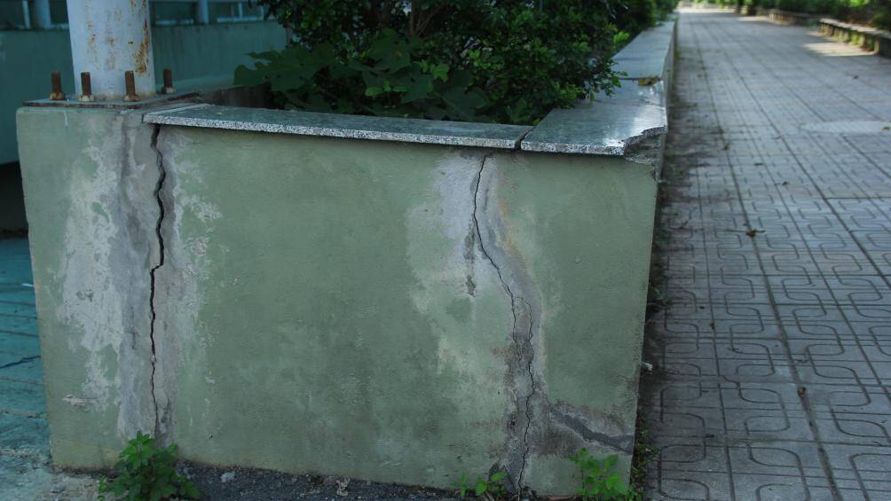 Một số c&ocirc;ng tr&igrave;nh c&oacute; dấu hiệu bị xuống cấp, hư hỏng