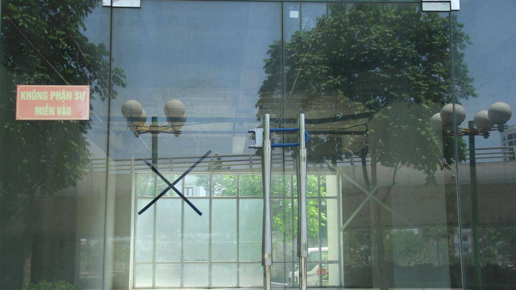 Hầu hết c&aacute;c cửa đều bị kh&oacute;a v&agrave; d&aacute;n biển bảng với nội dung: "Kh&ocirc;ng phận sự miễn v&agrave;o"