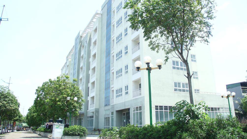 Được biết, 5 t&ograve;a nh&agrave; được x&acirc;y nối nhau tr&ecirc;n quỹ đất khoảng 30ha tại đường L&yacute; Sơn mới (quận Long Bi&ecirc;n), kết nối giao th&ocirc;ng giữa đoạn từ n&uacute;t giao cầu vượt đường 5 (cầu Chui) với đường Ng&ocirc; Gia Tự, Nguyễn Văn Cừ, Nguyễn Văn Linh, đến ph&iacute;a Đ&ocirc;ng Nam ch&acirc;n cầu Đ&ocirc;ng Tr&ugrave;