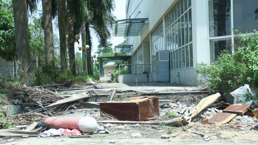 R&aacute;c thải vứt bừa b&atilde;i xung quanh lối đi ở khu gi&atilde;n d&acirc;n phố cổ tạo n&ecirc;n khung cảnh nhếch nh&aacute;c, bẩn thỉu