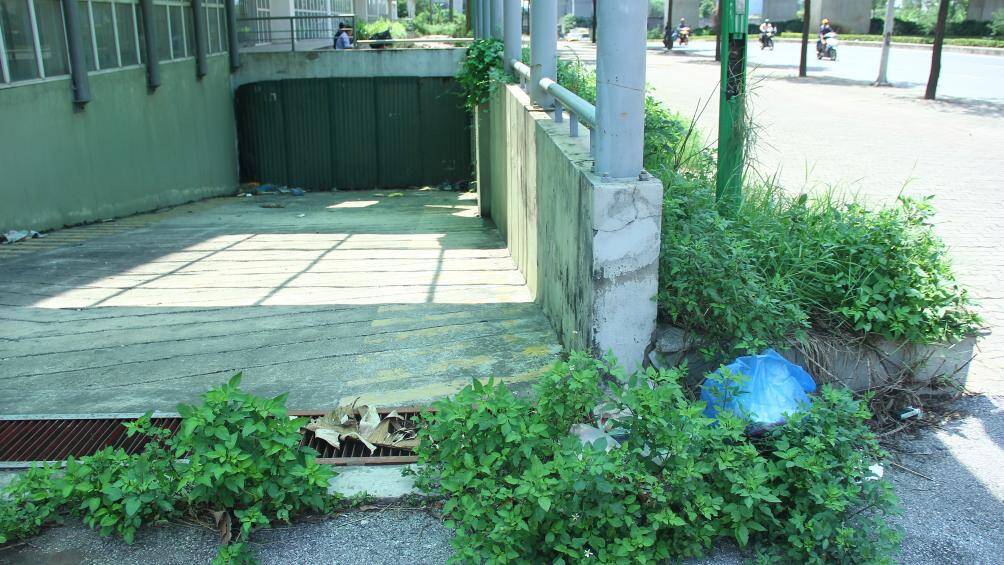 Theo những người d&acirc;n khu vực, khu chung cư n&agrave;y đ&atilde; x&acirc;y xong mấy năm nay, đến th&aacute;ng 5/2019 c&oacute; th&ocirc;ng tin bắt đầu l&agrave;m thủ tục b&agrave;n giao v&agrave; chuyển d&acirc;n cư đến ở. Nhưng đến nay vẫn chưa thấy ai chuyển đến sinh sống