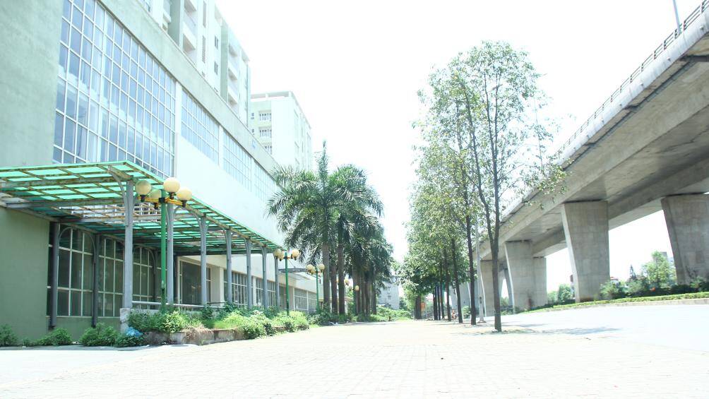 Theo UBND quận Ho&agrave;n Kiếm, đề &aacute;n gi&atilde;n d&acirc;n phố cổ đề xuất những giải ph&aacute;p l&agrave;m giảm mật độ d&acirc;n cư khu vực phố cổ từ 823 người/ha năm 2010 xuống c&ograve;n 500 người/ha năm 2020. Giai đoạn I của đề &aacute;n thực hiện di dời 1.530 hộ từ khu phố cổ sang sinh sống tại khu nh&agrave; ở gi&atilde;n d&acirc;n Việt Hưng (quận Long Bi&ecirc;n). Giai đoạn II của đề &aacute;n (2013 - 2020) sẽ di dời nốt 5.020 hộ d&acirc;n đang sống trong khu phố cổ sang khu đ&ocirc; thị gi&atilde;n d&acirc;n mới phường Thượng Thanh