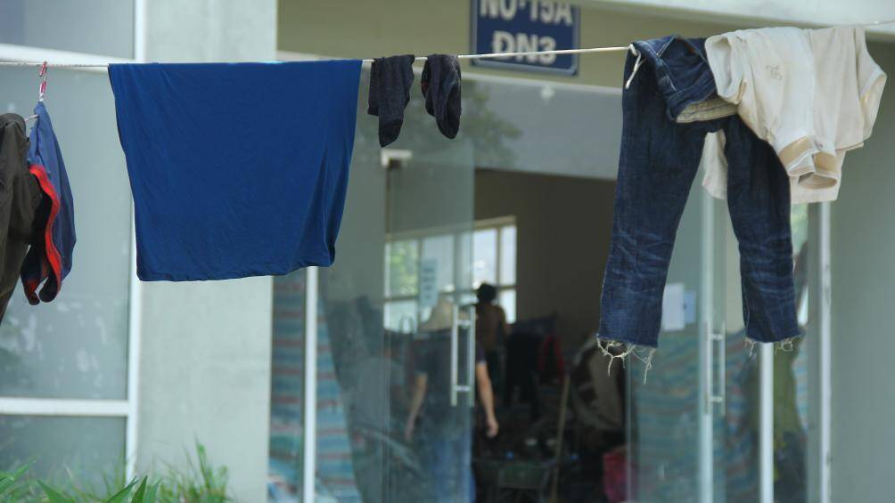 Tại khu vực tầng 1 của t&ograve;a nh&agrave; khu gi&atilde;n d&acirc;n phố cổ đang được c&aacute;c c&ocirc;ng nh&acirc;n x&acirc;y dựng đến qu&acirc;y ph&ograve;ng ở tạm. Chị D., một c&ocirc;ng nh&acirc;n sống ở đ&acirc;y chia sẻ: "T&ograve;a nh&agrave; để hoang, ch&uacute;ng t&ocirc;i ngăn tạm những tấm bạt để sinh hoạt"