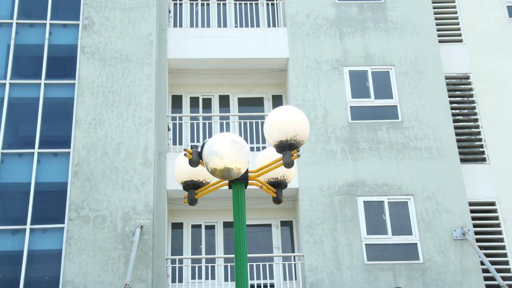 Những cột đ&egrave;n xung quanh bị hư hỏng do l&acirc;u kh&ocirc;ng được đưa v&agrave;o sử dụng, sửa chữa