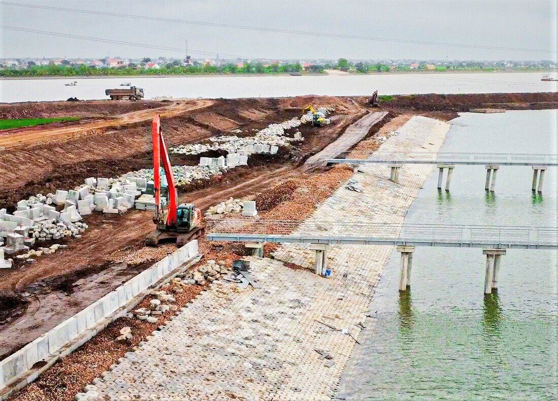 Dự &aacute;n gốc c&oacute; tổng mức đầu tư 200 triệu USD, trong đ&oacute; vốn vay của Ng&acirc;n h&agrave;ng Thế giới 170 triệu USD, vốn đối ứng của Ch&iacute;nh phủ 30 triệu USD. Dự &aacute;n gốc đ&atilde; được ho&agrave;n th&agrave;nh, đưa v&agrave;o sử dụng năm 2016 (Ảnh: Thi c&ocirc;ng m&aacute;i k&egrave; bằng b&ecirc; t&ocirc;ng khối xếp)