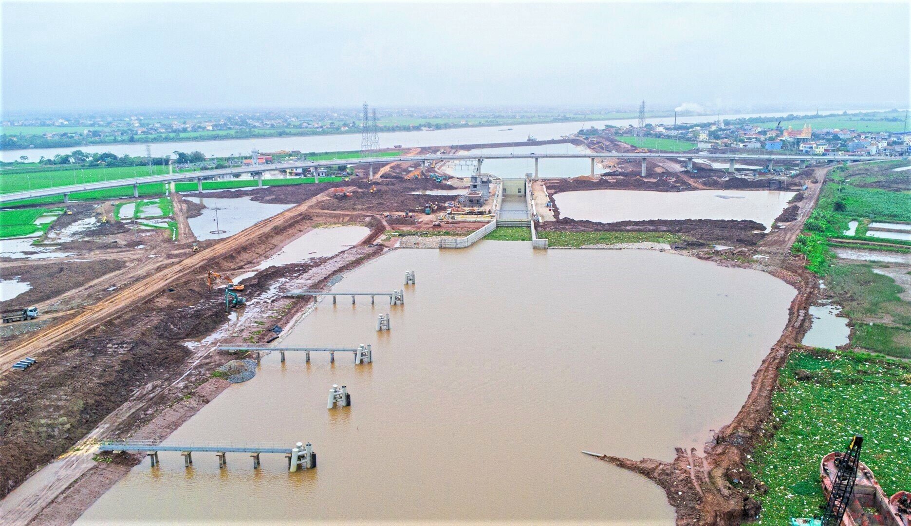 Đại diện Ban Quản l&yacute; dự &aacute;n đường thủy - Chủ đầu tư cho biết, cụm c&ocirc;ng tr&igrave;nh k&ecirc;nh nối Đ&aacute;y - Ninh Cơ thuộc Dự &aacute;n Ph&aacute;t triển giao th&ocirc;ng vận tải khu vực Đồng bằng Bắc bộ - Dự &aacute;n WB6. Đ&acirc;y l&agrave; dự &aacute;n lớn nhất từ trước đến nay được đầu tư v&agrave;o hạ tầng đường thủy nội địa ở khu vực ph&iacute;a Bắc, được thực hiện tr&ecirc;n phạm vi 14 tỉnh/th&agrave;nh phố khu vực Đồng bằng Bắc bộ (Ảnh: To&agrave;n cảnh cụm c&ocirc;ng tr&igrave;nh)