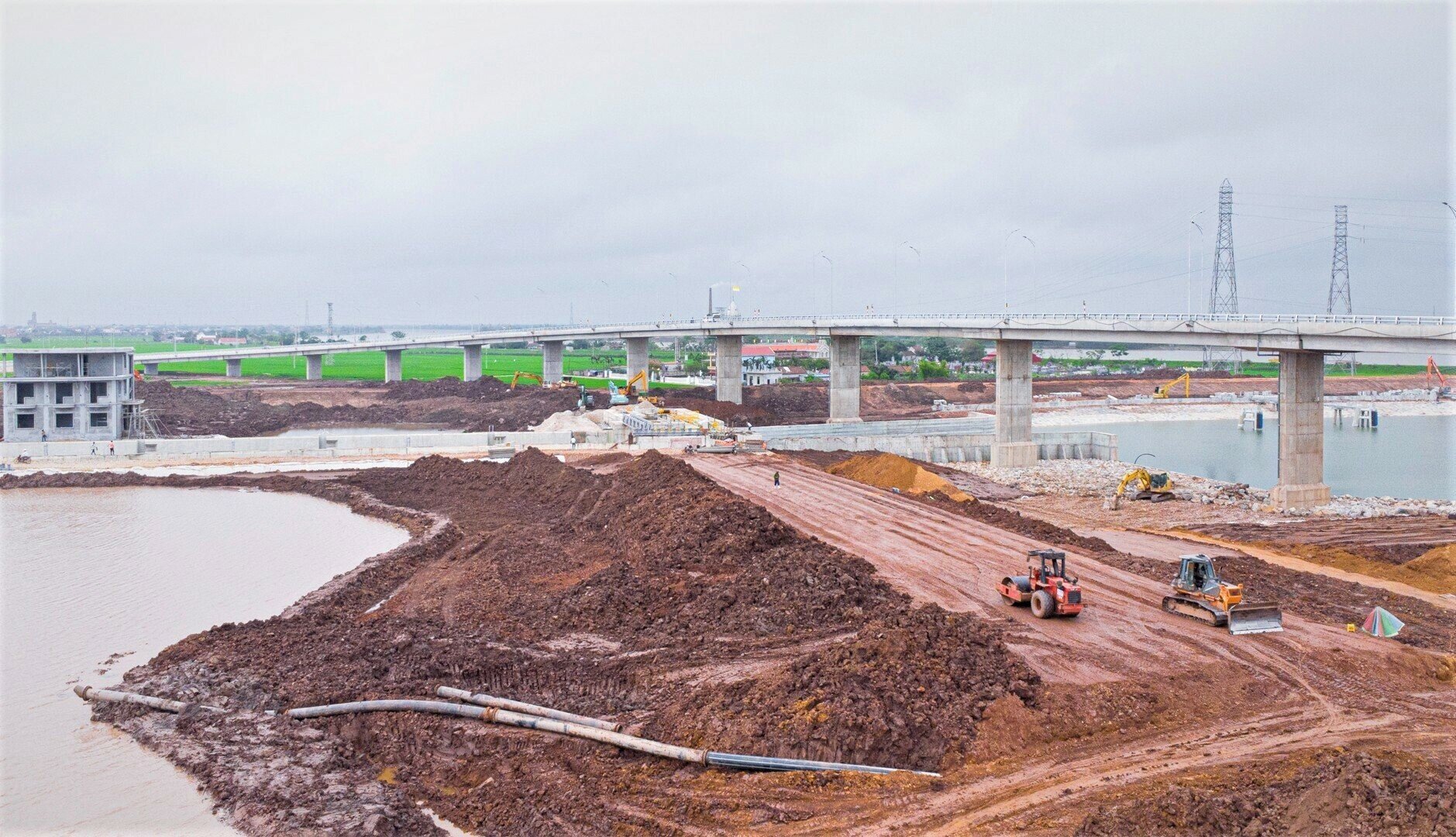 Cũng theo Ban Quản l&yacute; dự &aacute;n đường thủy, để đ&aacute;p ứng tiến độ, Ban đ&atilde; chỉ đạo c&aacute;c nh&agrave; thầu tăng cường l&agrave;m 3 ca/ng&agrave;y, tranh thủ thời tiết tốt để thi c&ocirc;ng, b&ugrave; cho những l&uacute;c mưa gi&oacute;. Mục ti&ecirc;u l&agrave; ng&agrave;y 30/6 ho&agrave;n th&agrave;nh c&ocirc;ng tr&igrave;nh; Trong th&aacute;ng 7/2023 sẽ b&agrave;n giao đưa v&agrave;o sử dụng (Ảnh: C&ocirc;ng trường hối hả thi c&ocirc;ng)