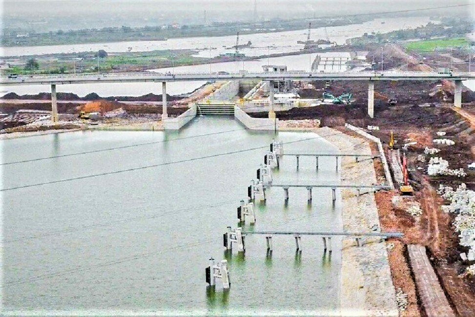 Nhằm ph&aacute;t huy tối đa hiệu quả đầu tư, Ch&iacute;nh phủ Việt Nam v&agrave; Ng&acirc;n h&agrave;ng Thế giới đ&atilde; k&yacute; Hiệp định bổ sung vốn cho dự &aacute;n WB6 để đầu tư cụm c&ocirc;ng tr&igrave;nh k&ecirc;nh nối Đ&aacute;y - Ninh Cơ. Cụm c&ocirc;ng tr&igrave;nh n&agrave;y c&oacute; tổng mức đầu tư hơn 107 triệu USD, trong đ&oacute; vốn vay ODA của Ng&acirc;n h&agrave;ng Thế giới hơn 78,7 triệu USD, vốn đối ứng của Ch&iacute;nh phủ Việt Nam hơn 28,4 triệu USD (Ảnh: C&aacute;c vị tr&iacute; t&agrave;u neo đậu chờ đến lượt v&agrave;o &acirc;u, c&oacute; cầu dẫn cho thuyền vi&ecirc;n l&ecirc;n bờ)