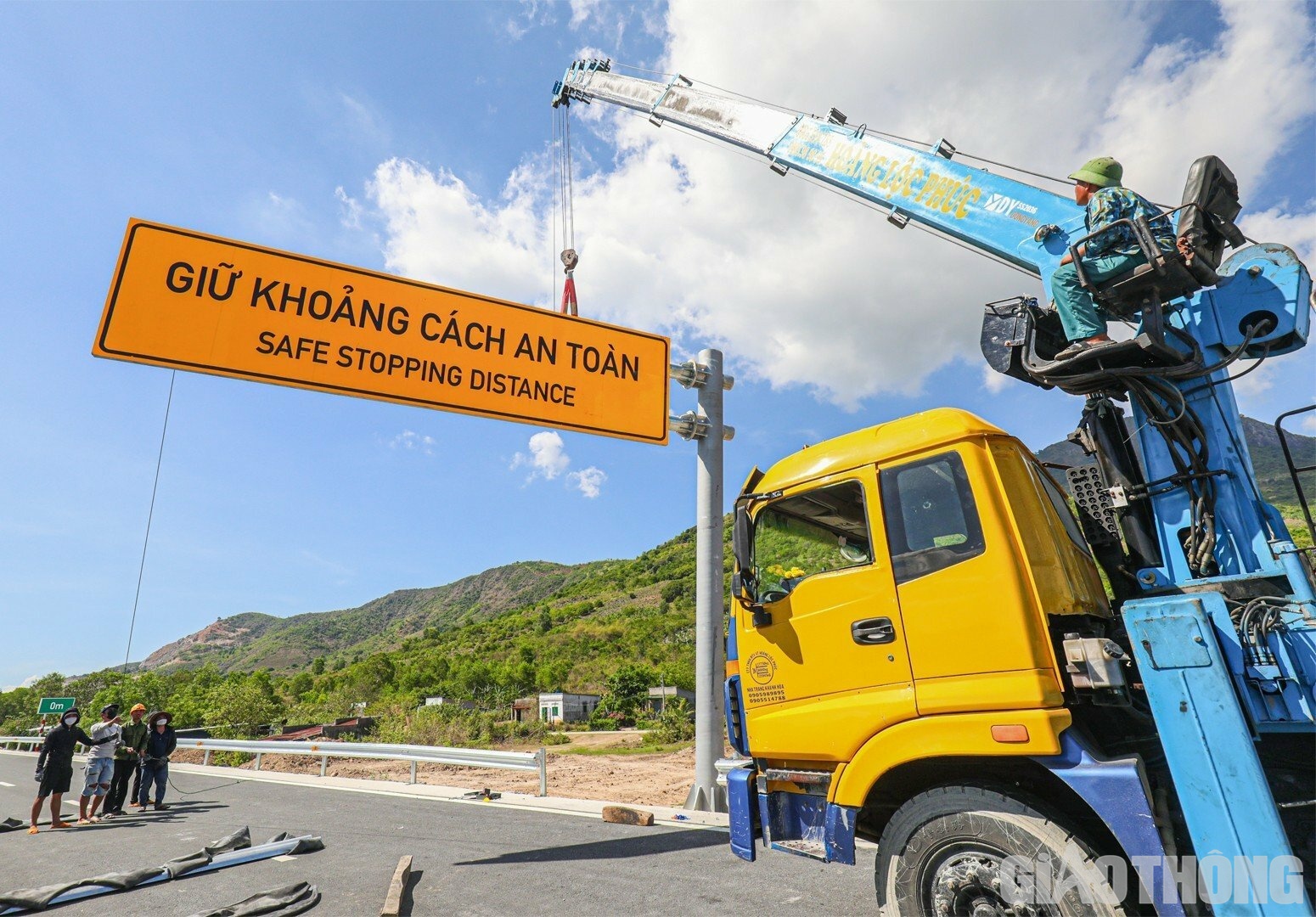 Đường đẹp, &ecirc;m ru, xe chạy nhanh nhưng phải an to&agrave;n, đ&oacute; l&agrave; lời nhắn nhủ tr&ecirc;n những tấm biển b&aacute;o cho những ai ng&agrave;y mai ngồi sau tay l&aacute;i đi về tr&ecirc;n cao tốc n&agrave;y.