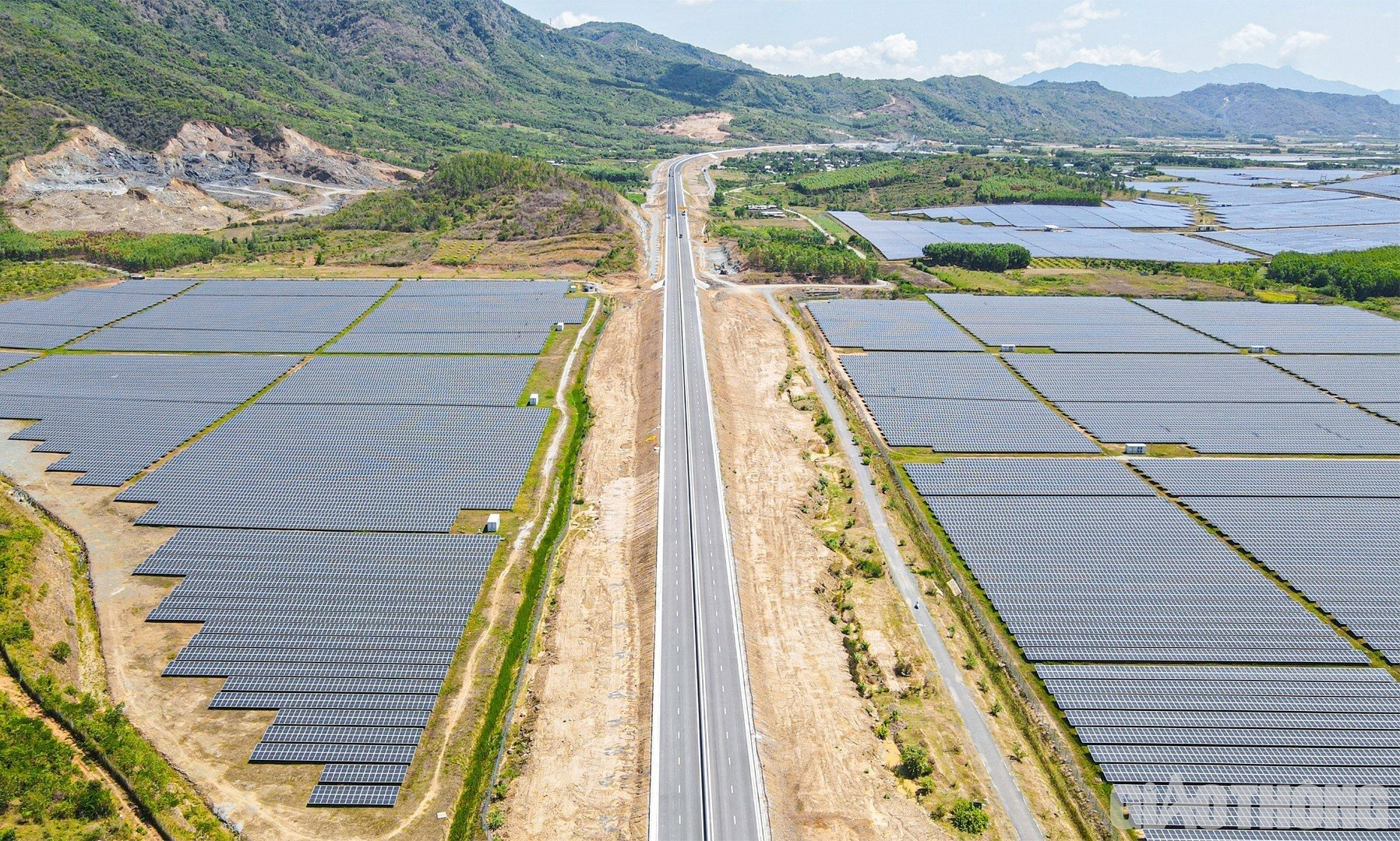 Những &ldquo;c&aacute;nh đồng&rdquo; điện mặt trời ở huyện Cam L&acirc;m như trở th&agrave;nh ph&ocirc;ng nền cho cao tốc Nha Trang &ndash; Cam L&acirc;m trở n&ecirc;n nổi bật, khoẻ khoắn hơn.