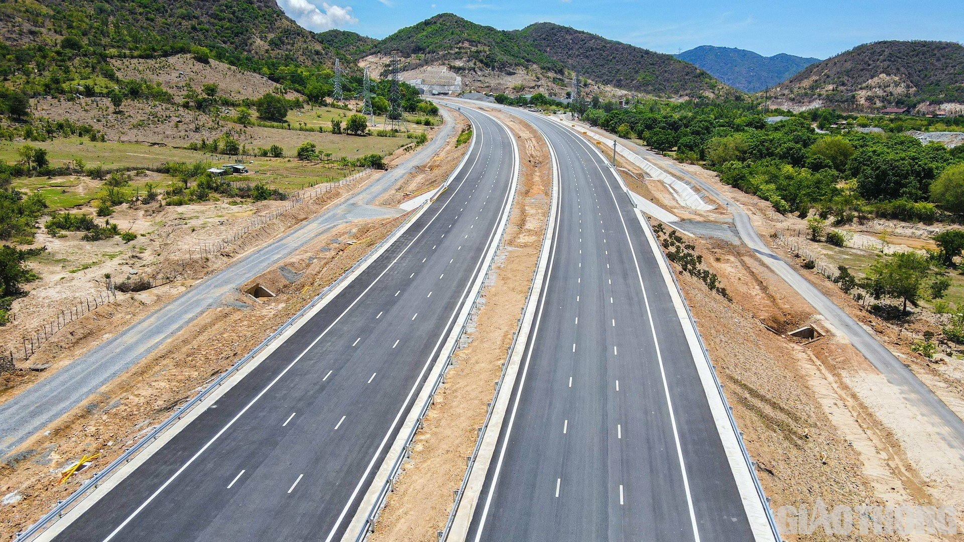 Như chiếc khăn thổ cẩm trải d&agrave;i trước mắt, với 2 gam m&agrave;u chủ đạo l&agrave; đen v&agrave; trắng, khiến cho tuyến cao tốc n&agrave;y kỳ vĩ nhưng kh&ocirc;ng k&eacute;m phần thơ mộng.