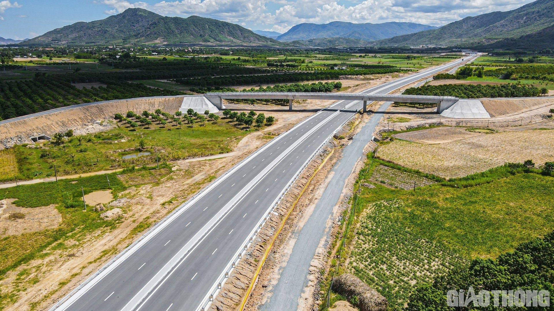 Cầu vượt cao tốc tại Km15, đoạn qua x&atilde; Suối C&aacute;t, huyện Cam L&acirc;m như chiếc kẹp c&agrave;i l&ecirc;n dải t&oacute;c đen d&agrave;y bu&ocirc;ng lơi giữa c&aacute;nh đồng đầy nắng.