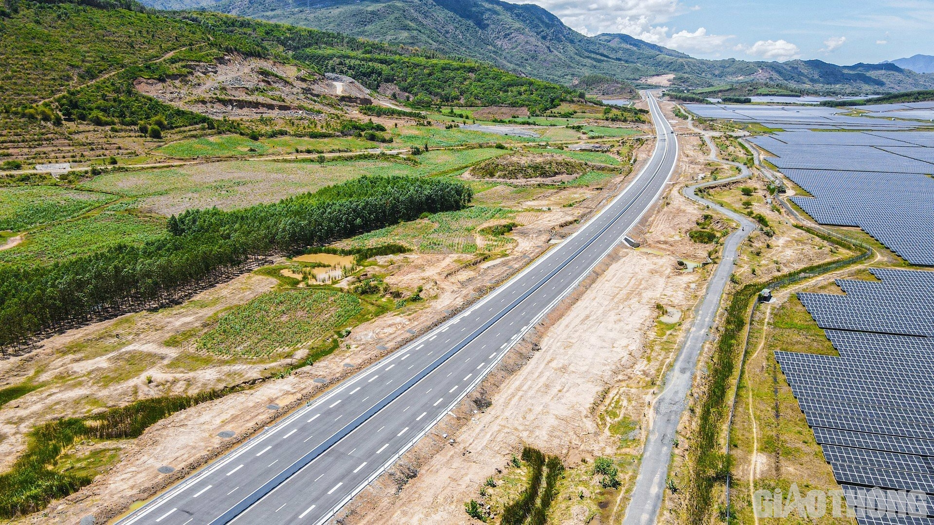 Tr&ecirc;n nền xanh dọc 2 b&ecirc;n cao tốc, một ng&agrave;y kh&ocirc;ng xa l&agrave; kh&ocirc;ng gian ph&aacute;t triển của những nh&agrave; m&aacute;y, những khu c&ocirc;ng nghiệp c&ocirc;ng nghệ cao, những dự &aacute;n mang lại nhiều lợi &iacute;ch cho Di&ecirc;n Kh&aacute;nh, Cam L&acirc;m, Cam Ranh l&agrave; những địa phương c&oacute; đại lộ đi qua.