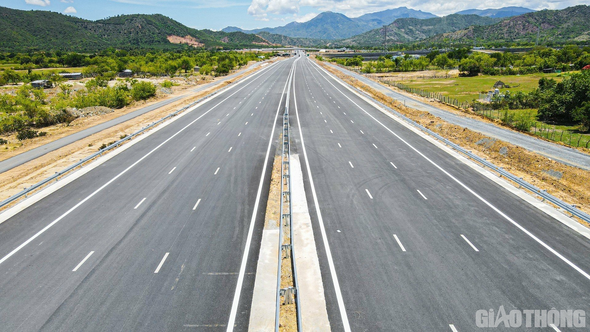 Sức vươn của tuyến đường Nha Trang &ndash; Cam L&acirc;m được kết tinh từ mồ h&ocirc;i, tr&iacute; tuệ, &yacute; ch&iacute; của những người kỹ sư, c&ocirc;ng nh&acirc;n trải qua những bước gian tru&acirc;n của dịch Covid-19, gi&aacute; cả vật liệu leo thang như họ vẫn kh&ocirc;ng quản ng&agrave;y đ&ecirc;m để x&acirc;y dựng c&ocirc;ng tr&igrave;nh n&agrave;y.