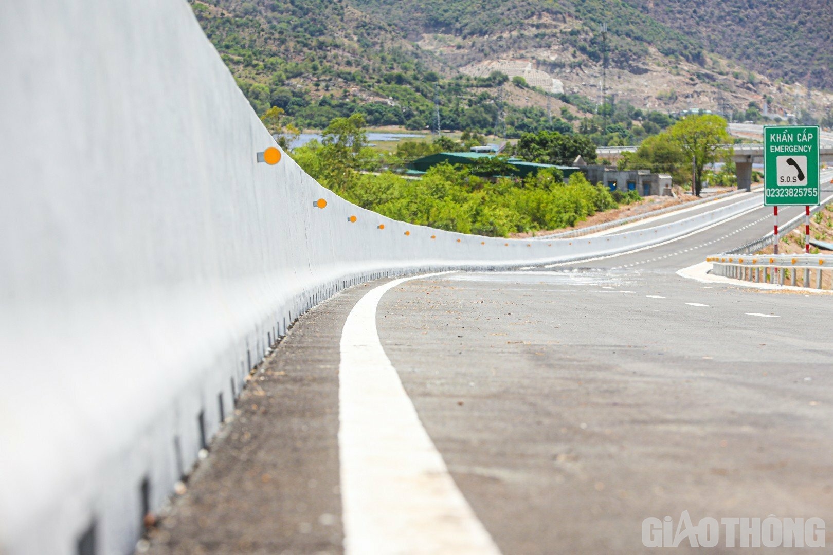 Ti&ecirc;u phản quang gắn tr&ecirc;n dải ph&acirc;n c&aacute;ch m&agrave;u trắng như t&ocirc; điểm th&ecirc;m vẻ đẹp khoẻ khoắn của hạng mục được x&acirc;y dựng từ c&ocirc;ng nghệ hiện đại đ&uacute;c b&ecirc; t&ocirc;ng liền khối của nh&agrave; đầu tư Tập đo&agrave;n Sơn Hải.