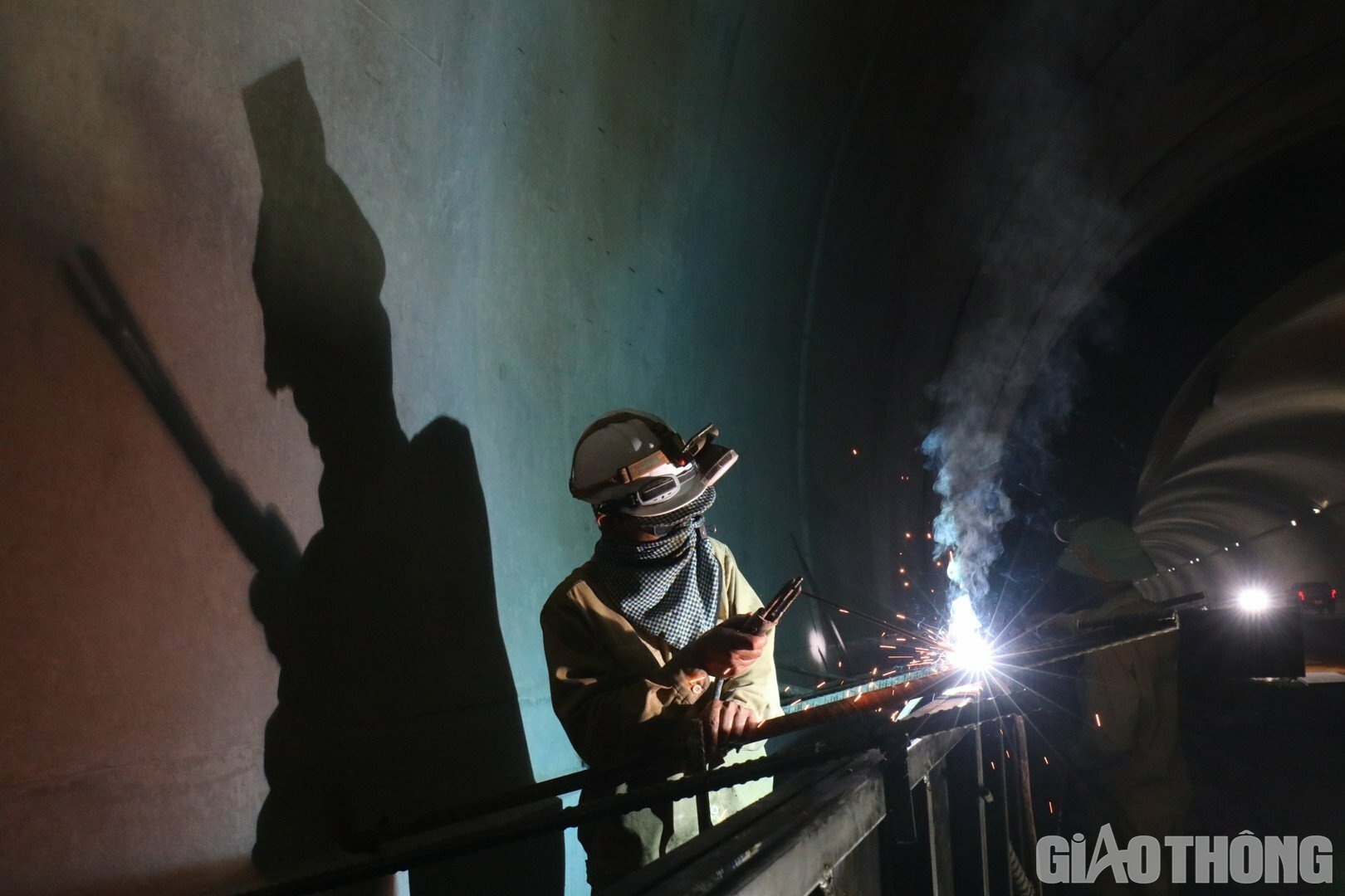 Đến nay, việc lắp đặt thiết bị ở hạng mục hầm Dốc Sạn vẫn đang được đơn vị thi c&ocirc;ng tiến h&agrave;nh. Những người thợ điện vẫn miệt m&agrave;i với c&ocirc;ng việc của m&igrave;nh để biến m&aacute;i hầm tối trở th&agrave;nh m&aacute;i v&ograve;m đầy &aacute;nh s&aacute;ng để d&otilde;i cho những chuyến xe qua.