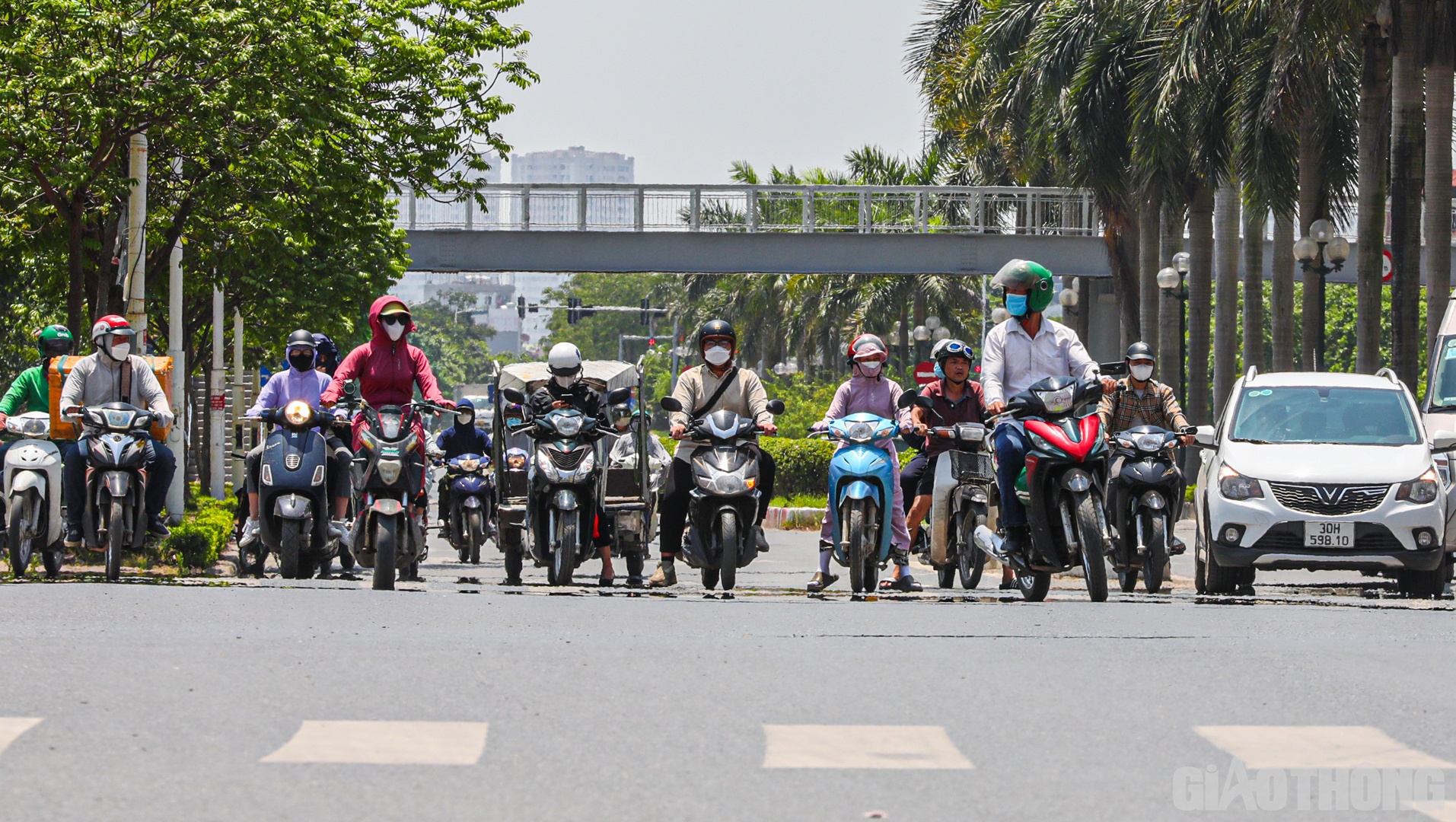 Tại H&agrave; Nội thời điểm hơn 12h trưa, hơi n&oacute;ng hầm hập bốc l&ecirc;n từ mặt đường khiến ai nấy đều cảm thấy ngột ngạt