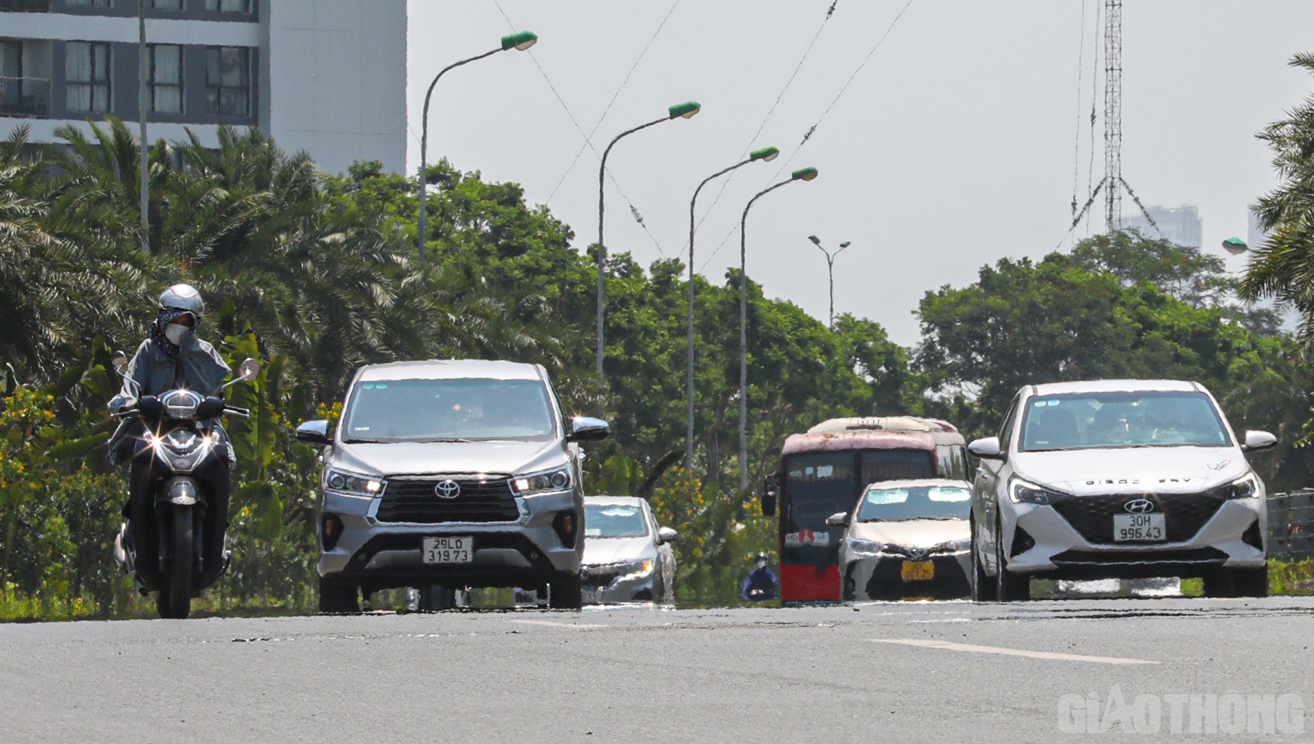 C&aacute;i nắng gay gắt khiến đường phố xuất hiện ảo ảnh