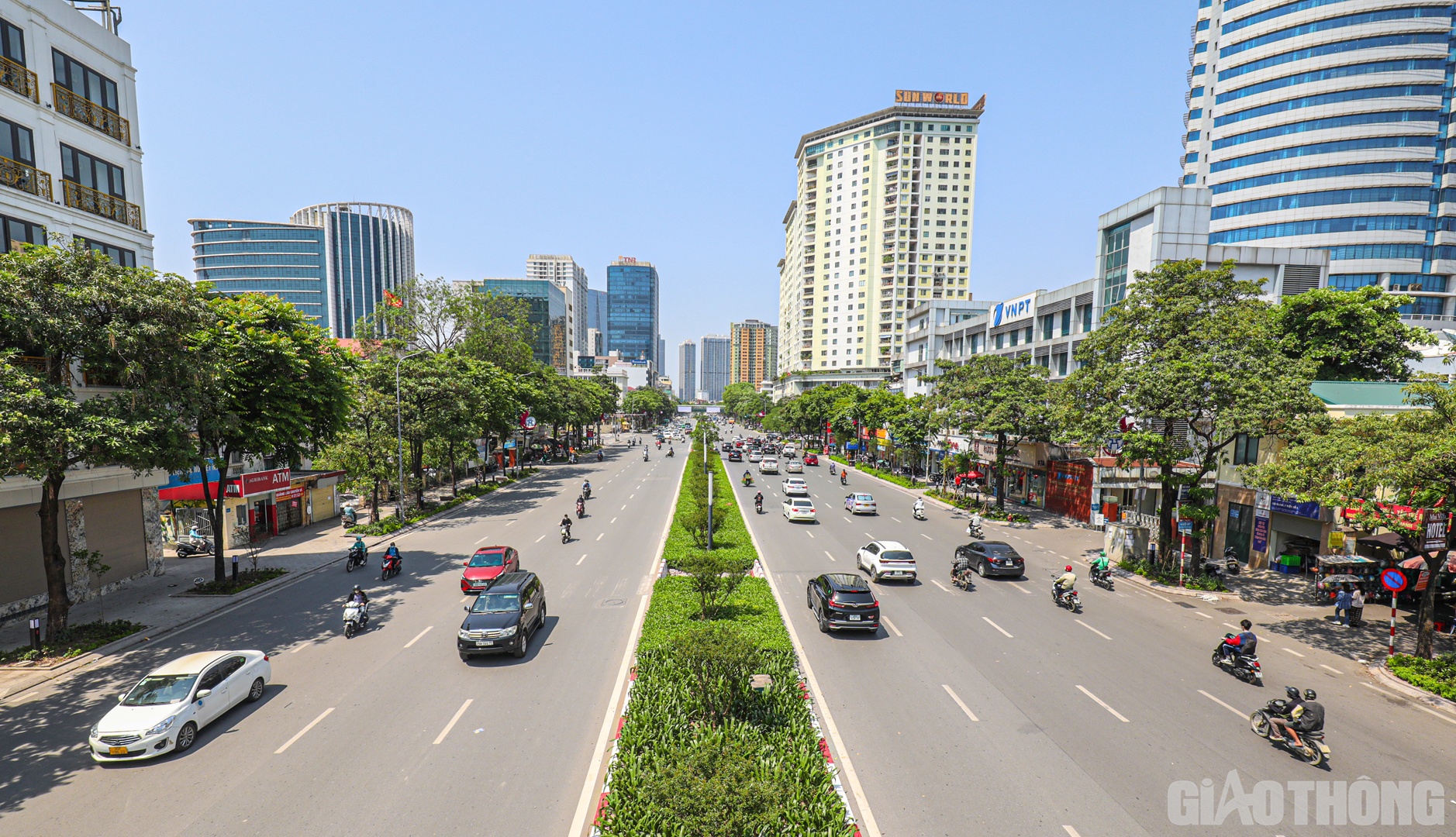 Theo Trung t&acirc;m Dự b&aacute;o kh&iacute; tượng thủy văn Quốc gia, trong ng&agrave;y h&ocirc;m nay (17/5), khu vực Bắc Bộ v&agrave; khu vực từ Thanh H&oacute;a đến Ph&uacute; Y&ecirc;n 
nắng n&oacute;ng v&agrave; nắng n&oacute;ng gay gắt, c&oacute; nơi đặc biệt gay gắt với nhi&ecirc;̣t đ&ocirc;̣ l&uacute;c 13h ph&ocirc;̉ bi&ecirc;́n 36 - 38 độ C, c&oacute; nơi tr&ecirc;n 39 độ C
