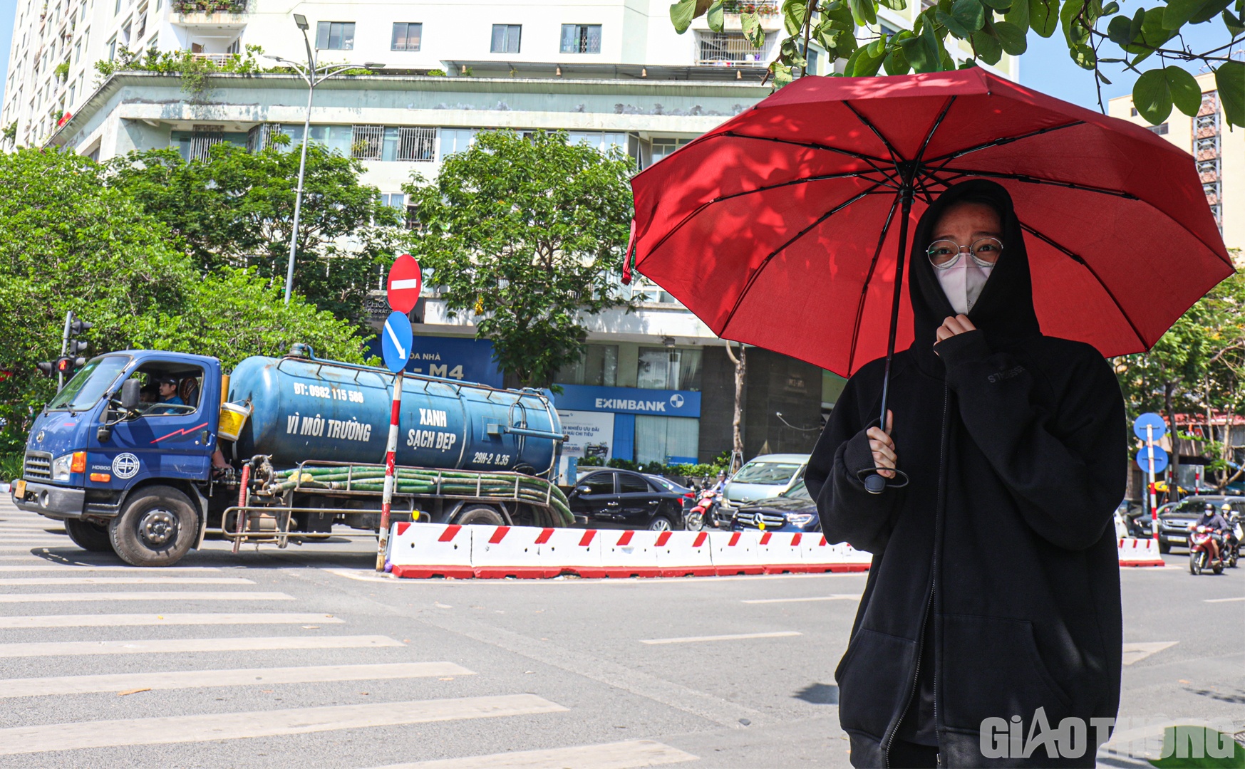 Dự b&aacute;o trong ng&agrave;y mai (18/5), khu vực H&agrave; Nội sẽ tiếp tục nắng n&oacute;ng gay gắt, c&oacute; nơi đặc biệt gay gắt với nhiệt độ cao nhất 38 - 40 độ C