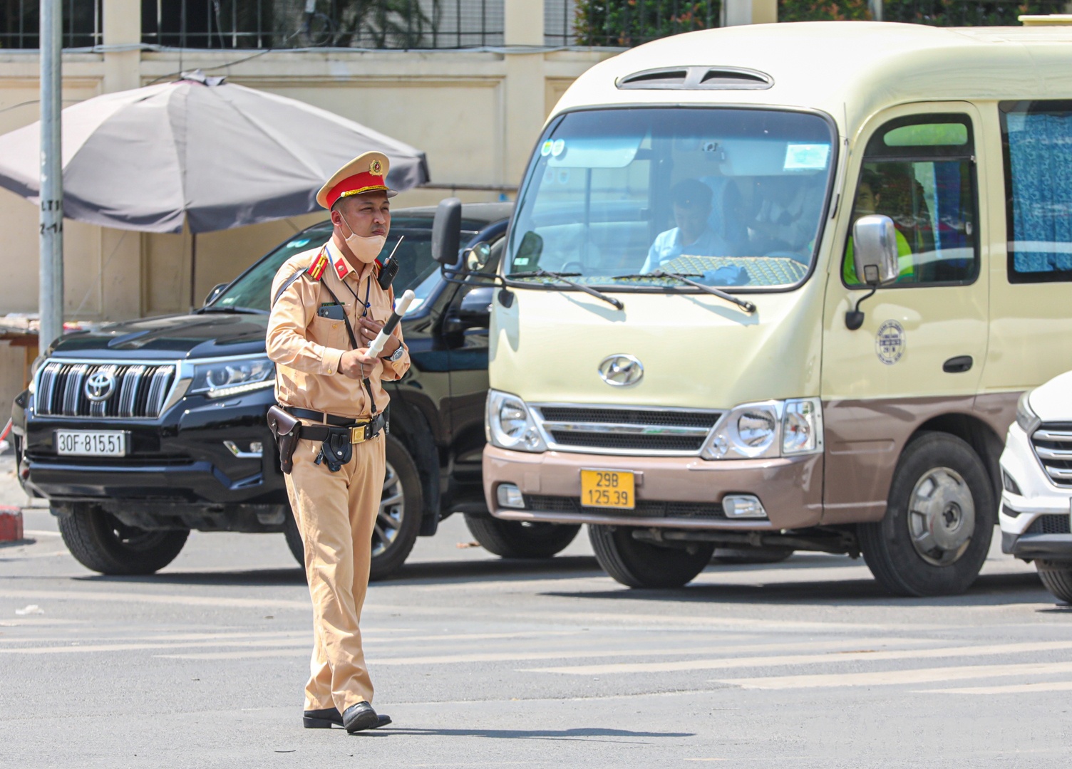 Chiến sỹ CSGT căng m&igrave;nh l&agrave;m nhiệm vụ đảm bảo trật tự ATGT tại n&uacute;t giao Nguyễn Ch&iacute; Thanh - Huỳnh Th&uacute;c Kh&aacute;ng