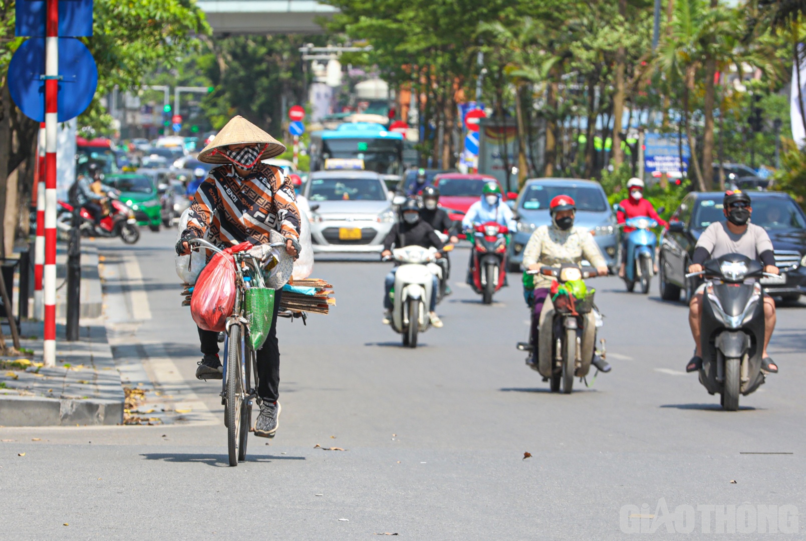Thời tiết nắng n&oacute;ng cũng ảnh hưởng đến cuộc sống mưu sinh của những người lao động ngo&agrave;i trời