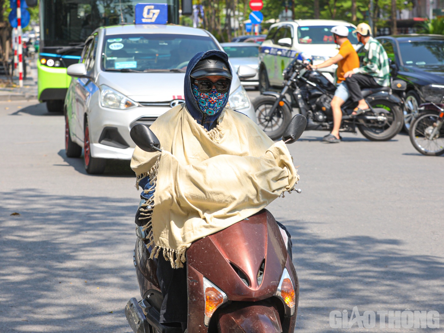 Ngo&agrave;i trang phục k&iacute;n m&iacute;t, người tham gia giao th&ocirc;ng c&ograve;n ch&ugrave;m th&ecirc;m cả một lớp khăn d&agrave;y
