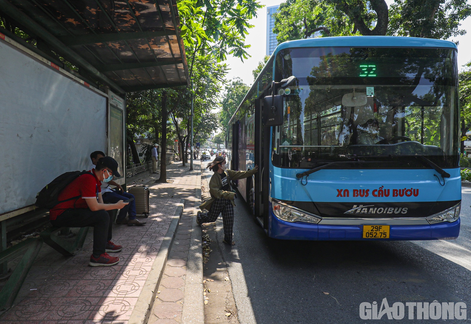 Nhiều người lựa chọn di chuyển bằng c&aacute;c phương tiện c&ocirc;ng cộng như xe bu&yacute;t, t&agrave;u điện... để tr&aacute;nh nắng n&oacute;ng
