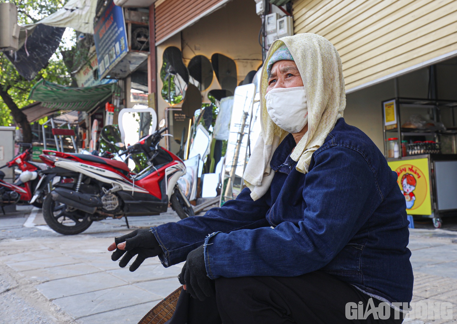 Tranh thủ t&igrave;m b&oacute;ng r&acirc;m ngồi nghỉ trưa, b&agrave; Nguyễn Thị Nguyện (qu&ecirc; Nam Định) chia sẻ: "Trời nắng qu&aacute; n&ecirc;n t&ocirc;i đ&atilde; chuẩn bị th&ecirc;m khăn ướt ch&ugrave;m l&ecirc;n đầu để tr&aacute;nh sốc nhiệt. T&ocirc;i cũng c&oacute; tuổi rồi n&ecirc;n phải đợi đến khi trời m&aacute;t mới tiếp tục đi b&aacute;n h&agrave;ng được"