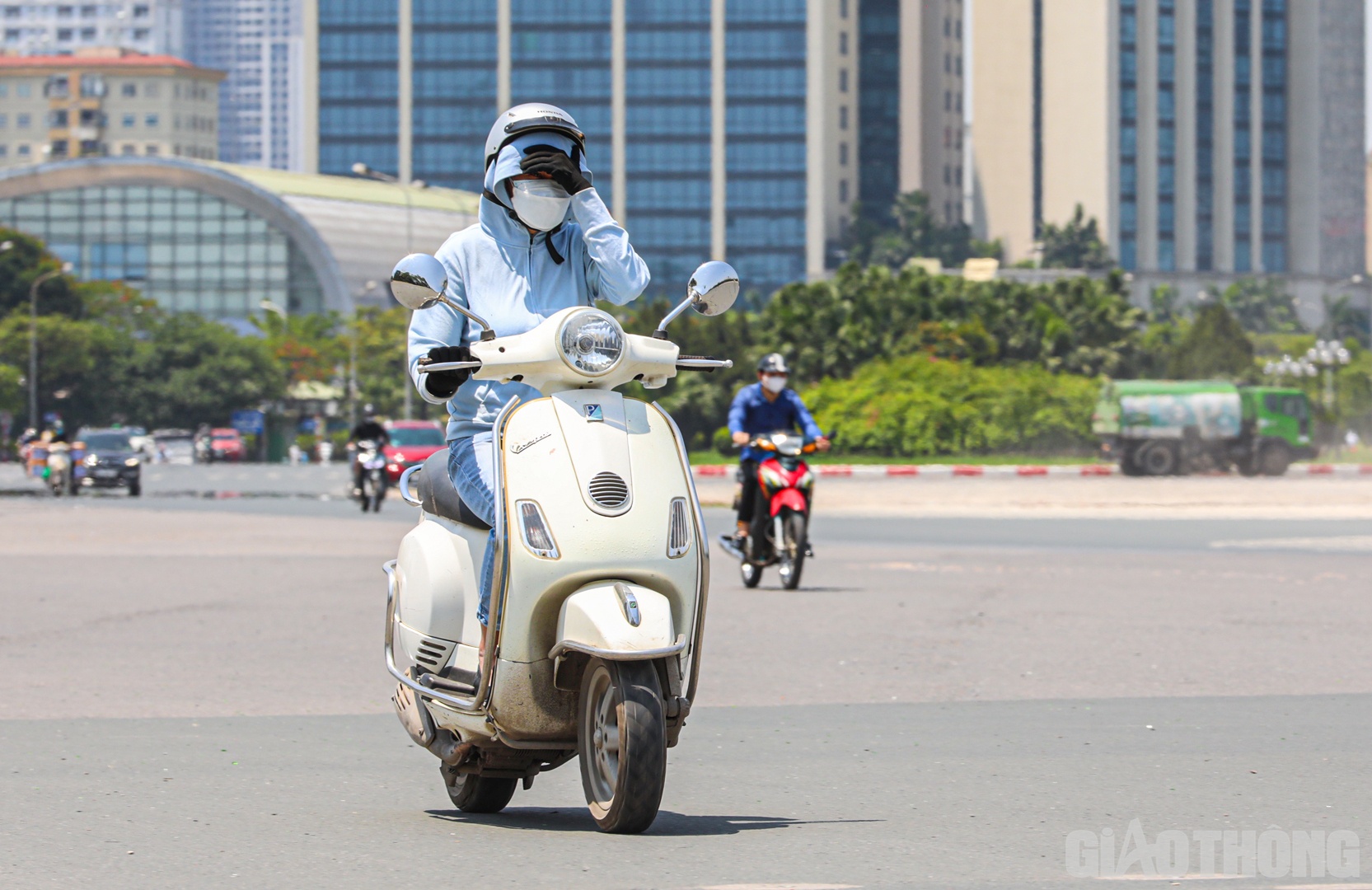 &Aacute;o kho&aacute;c, khẩu trang, găng tay, k&iacute;nh mắt... l&agrave; những m&oacute;n đồ bất ly th&acirc;n của nhiều người