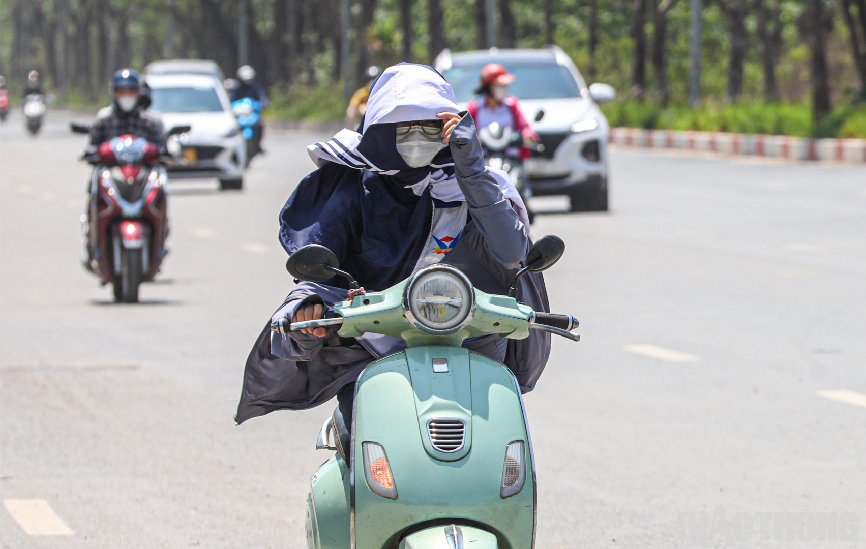 Để đối ph&oacute; với nắng n&oacute;ng, tr&aacute;nh tia cực t&iacute;m g&acirc;y hại, người d&acirc;n phải t&igrave;m mọi biện ph&aacute;p mỗi khi di chuyển tr&ecirc;n đường