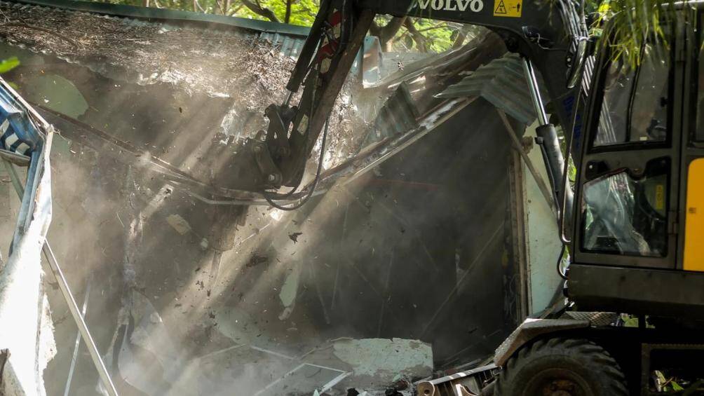 M&aacute;y x&uacute;c cũng được đơn vị th&aacute;o dỡ huy động để ph&aacute; những c&ocirc;ng tr&igrave;nh x&acirc;y dựng ki&ecirc;n cố.