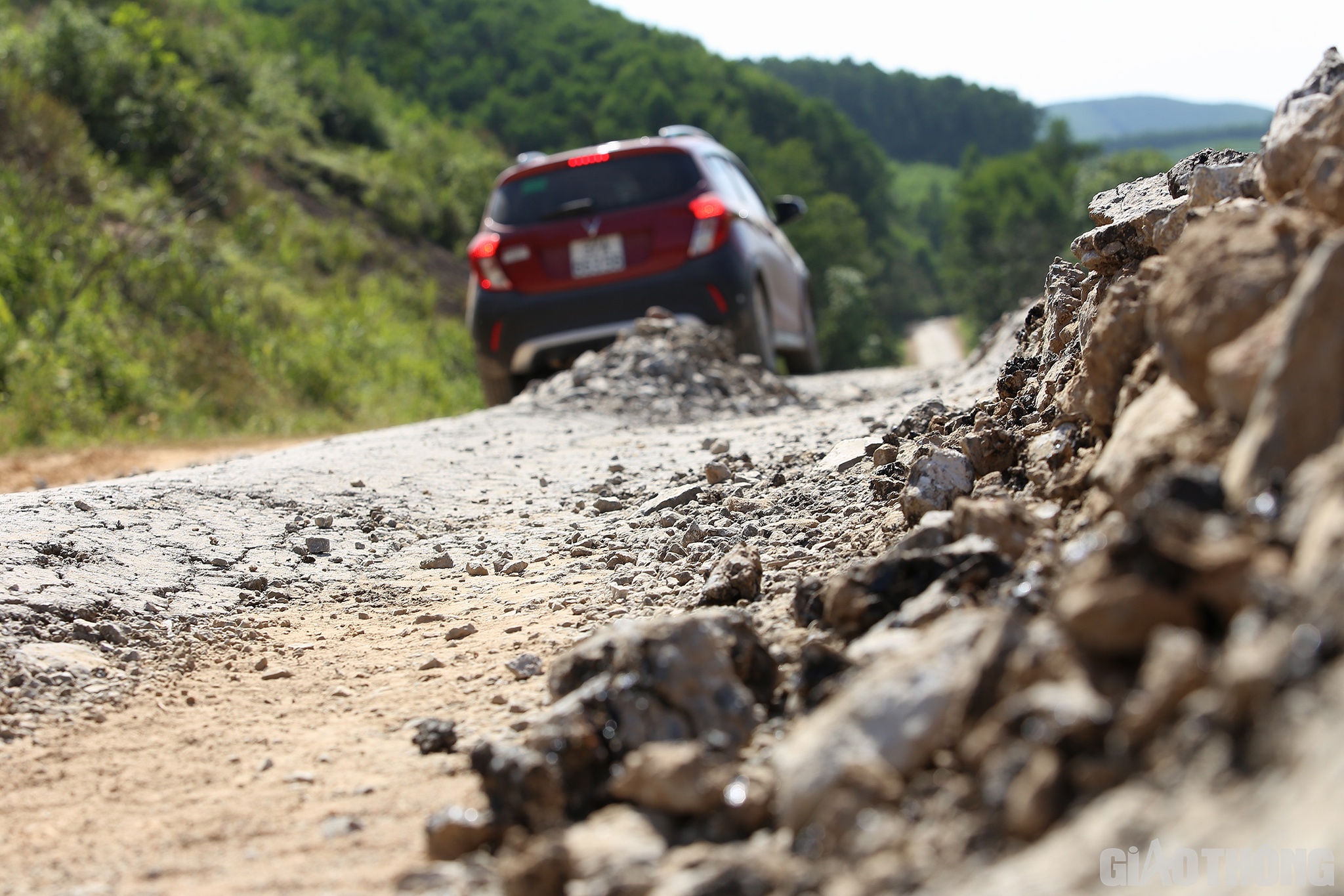 Theo quan s&aacute;t, tr&ecirc;n đoạn tuyến n&agrave;y, nhiều vị tr&iacute; mặt đường đ&atilde; bị biến dạng, nứt nẻ nghi&ecirc;m trọng. Đặc biệt nhiều vị tr&iacute; lớp b&ecirc; t&ocirc;ng nhựa dồn lại tạo th&agrave;nh những g&ograve; cao như &ldquo;ụ s&uacute;ng&rdquo;.