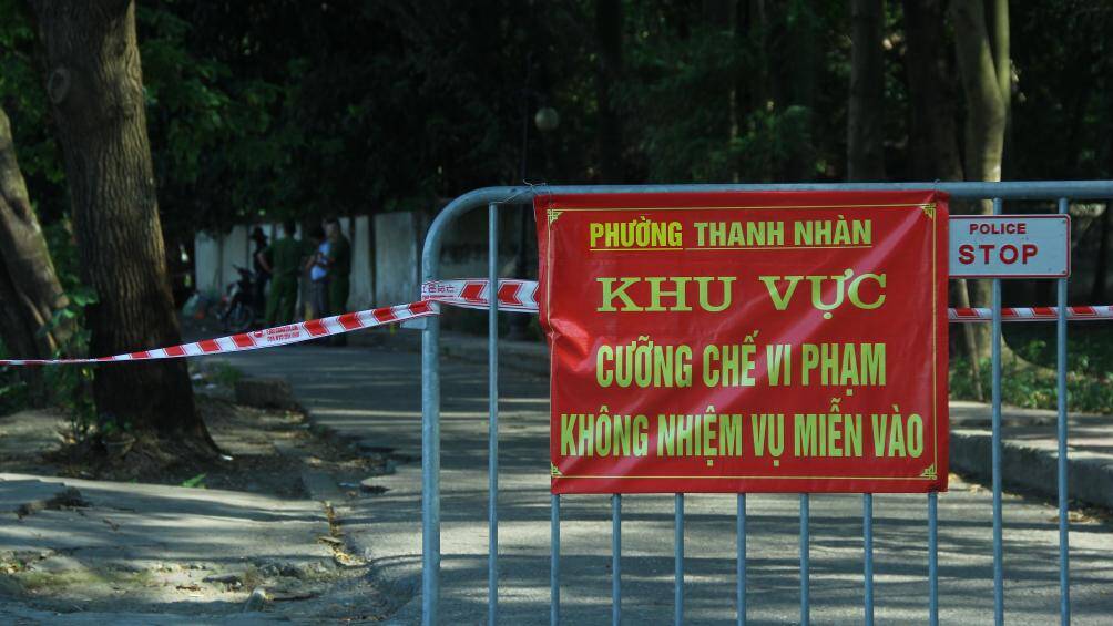 Theo ghi nhận của PV B&aacute;o Giao th&ocirc;ng, h&ocirc;m nay, nhiều hạng mục c&ocirc;ng tr&igrave;nh sai phạm tại C&ocirc;ng vi&ecirc;n Tuổi trẻ Thủ đ&ocirc; đ&atilde; được chủ đầu tư l&agrave; C&ocirc;ng ty Đầu tư dịch vụ tuổi trẻ Thủ đ&ocirc; tiến h&agrave;nh th&aacute;o dỡ.