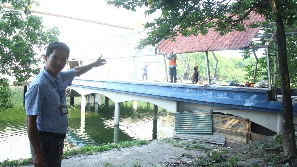 Trao đổi với PV B&aacute;o Giao th&ocirc;ng, c&aacute;n bộ UBND phường Thanh Nh&agrave;n, quận Hai B&agrave; Trưng cho biết, trước khi tiến h&agrave;nh th&aacute;o dỡ c&ocirc;ng tr&igrave;nh vi phạm, phường đ&atilde; tuy&ecirc;n truyền, vận động để chủ đầu tư tự gi&aacute;c chấp h&agrave;nh việc th&aacute;o dỡ.