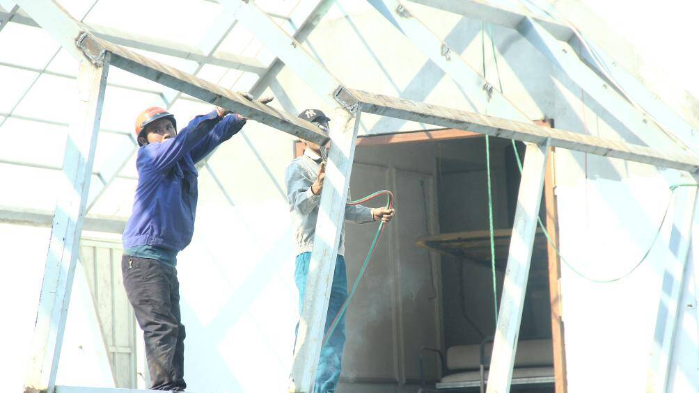 Sau đ&oacute;, sẽ d&ugrave;ng m&aacute;y cắt bằng oxy gas để cắt phần khung th&eacute;p được gia cố chắc chắn.