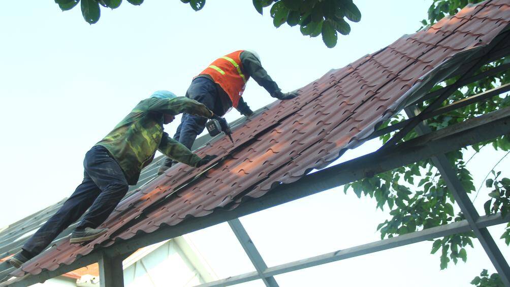 Khu vực m&aacute;i che tại nh&agrave; nổi được c&aacute;c c&ocirc;ng nh&acirc;n tập trung th&aacute;o dỡ phần m&aacute;i t&ocirc;n.