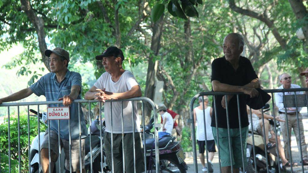 Một số người d&acirc;n chăm ch&uacute; ttheo d&otilde;i việc th&aacute;o dỡ. Theo &ocirc;ng Lương, người d&acirc;n ở quận Hai B&agrave; Trưng: "Những c&ocirc;ng tr&igrave;nh như nh&agrave; nổi, s&acirc;n b&oacute;ng... đ&atilde; tồn tại từ rất l&acirc;u rồi. Trước đ&acirc;y c&oacute; nhiều xe m&aacute;y, &ocirc; t&ocirc; ra v&agrave;o khiến kh&ocirc;ng gian c&ocirc;ng vi&ecirc;n trở n&ecirc;n ngột ngạt. Ch&iacute;nh quyền l&agrave;m quyết liệt như n&agrave;y để trả lại th&ocirc;ng tho&aacute;ng cho c&ocirc;ng vi&ecirc;n, người d&acirc;n rất ủng hộ".