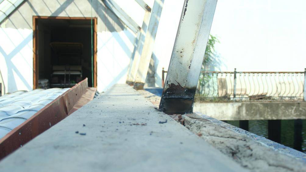 "Phường sẽ hỗ trợ đối với những trường hợp tự th&aacute;o dỡ. C&ograve;n đối với những trường hợp kh&ocirc;ng tự gi&aacute;c th&aacute;o dỡ th&igrave; phường sẽ cưỡng chế. To&agrave;n bộ chi ph&iacute; th&aacute;o dỡ, cưỡng chế sẽ được lập dự to&aacute;n để th&ocirc;ng b&aacute;o đến c&aacute;c chủ đầu tư. Sau n&agrave;y, chủ đầu tư sẽ phải chịu to&agrave;n bộ những chi ph&iacute; đ&oacute;", vị đại diện cho hay.