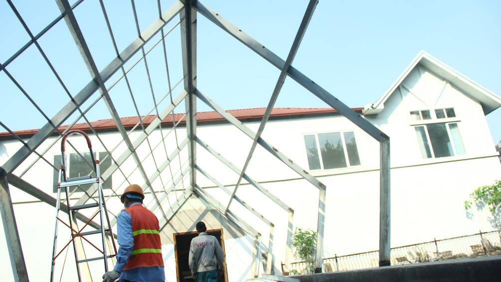 Dưới nắng n&oacute;ng gay gắt, c&aacute;c c&ocirc;ng nh&acirc;n vẫn tập trung th&aacute;o dỡ c&ocirc;ng tr&igrave;nh vi phạm.