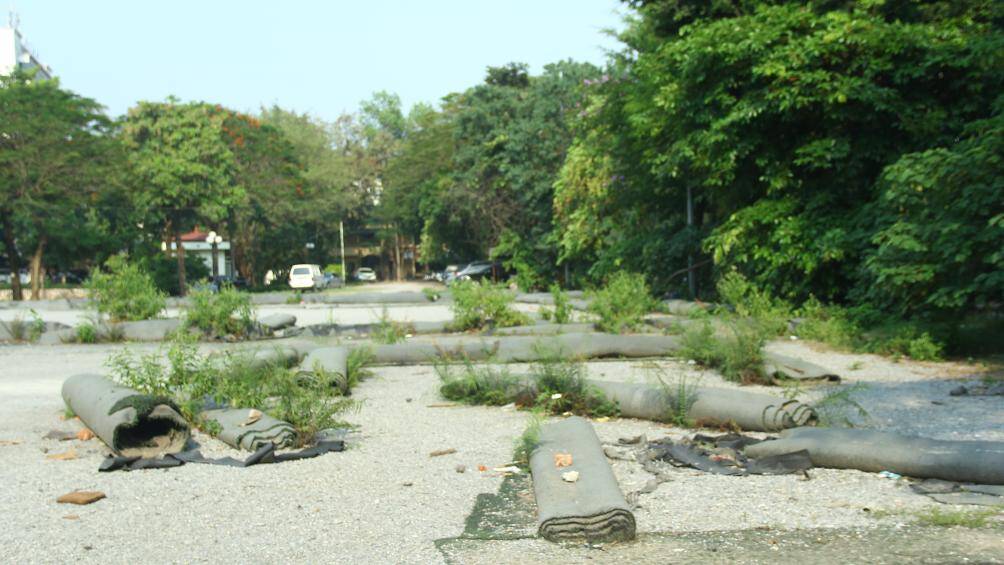 Khu vực s&acirc;n b&oacute;ng cũng đ&atilde; được th&aacute;o dỡ. Hiện tại chỉ c&ograve;n lại những dải cỏ nh&acirc;n tạo được cuốn lại. Tuy nhi&ecirc;n, theo quan s&aacute;t th&igrave; cỏ n&agrave;y gần như đ&atilde; bị hư hỏng do đ&atilde; sử dụng nhiều năm.