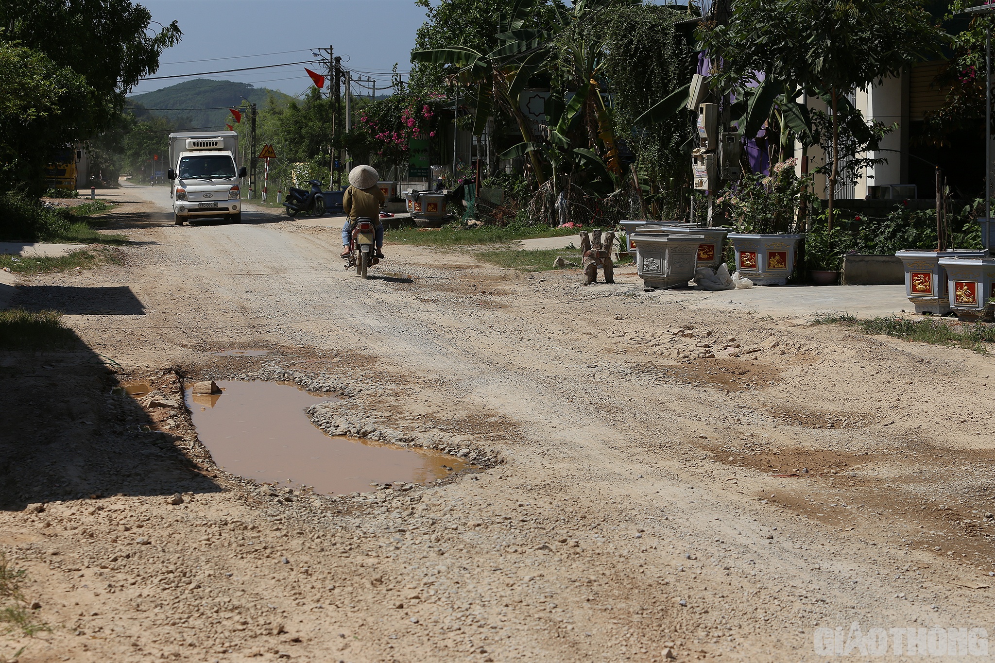 Nhiều vị tr&iacute; kh&aacute;c, lớp mặt đ&atilde; bị hư hỏng ho&agrave;n to&agrave;n, đ&aacute; ph&iacute;a dưới trồi l&ecirc;n, tạo th&agrave;nh những ổ tr&acirc;u tr&ecirc;n mặt đường.