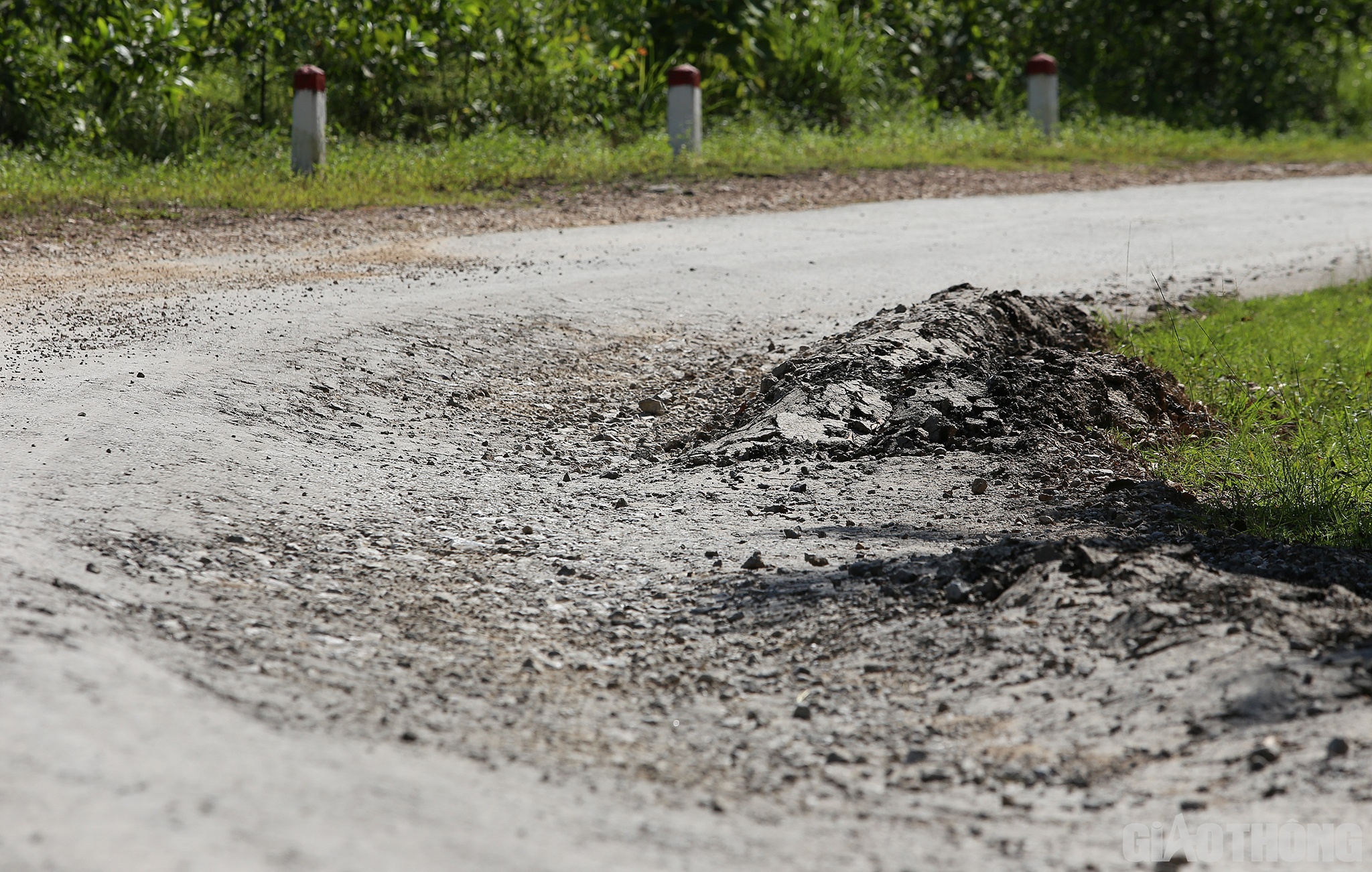 Cũng theo anh C&ocirc;ng, t&igrave;nh trạng Đường tỉnh 538 xuống cấp đ&atilde; diễn ra từ l&acirc;u v&agrave; đang ng&agrave;y một nghi&ecirc;m trọng hơn. Hiện tại, xe &ocirc; t&ocirc; gầm thấp đi lại tr&ecirc;n tuyến đường n&agrave;y rất kh&oacute; khăn. Nhiều người đi xe m&aacute;y cũng vấp phải ổ g&agrave;, ng&atilde; ra đường, rất nguy hiểm.