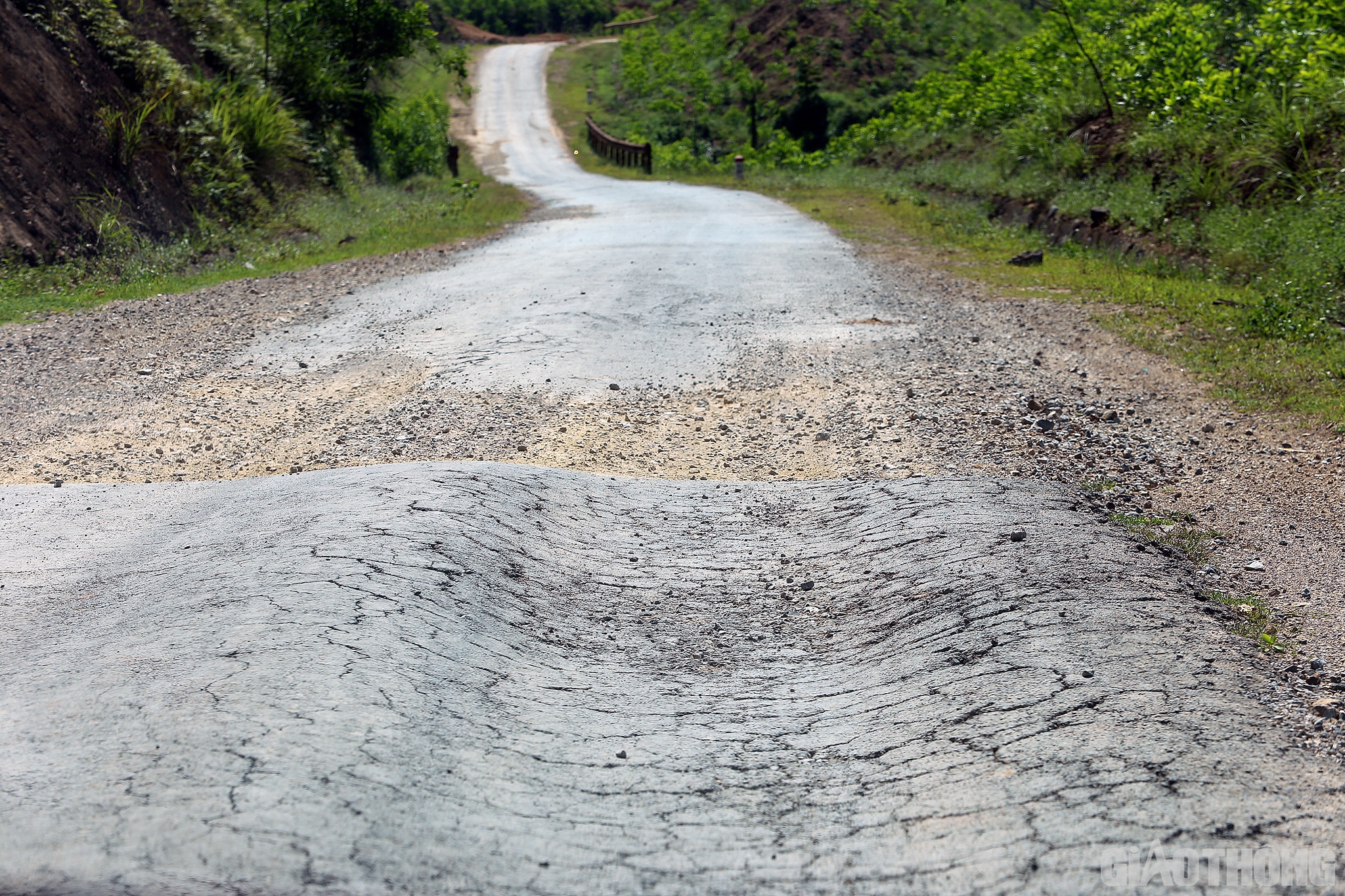 Ngo&agrave;i đề xuất, địa phương cũng thường xuy&ecirc;n trao đổi với đơn vị quản l&yacute; tuyến để sớm c&oacute; c&aacute;c giải ph&aacute;p đảm bảo ATGT cho người v&agrave; phương tiện.