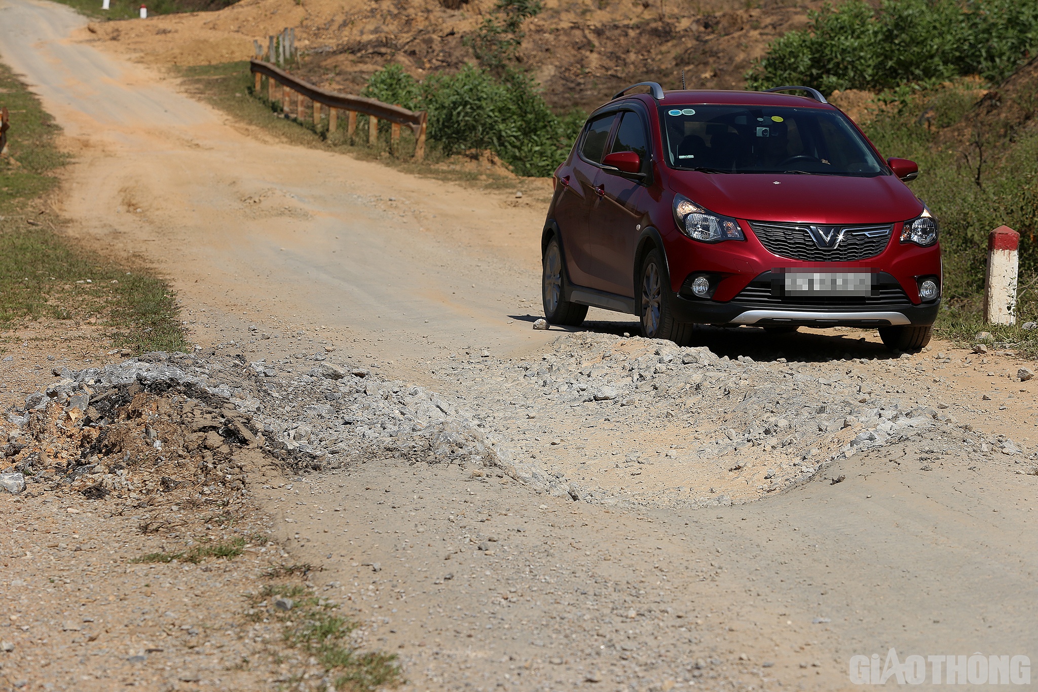 Trong khi đ&oacute;, một l&atilde;nh đạo huyện Y&ecirc;n Th&agrave;nh cũng cho biết: Từ năm 2020, địa phương đ&atilde; c&oacute; tờ tr&igrave;nh gửi Sở GTVT sớm đầu tư, n&acirc;ng cấp, sửa chữa Đường tỉnh 538. Sau đ&oacute;, đơn vị quản l&yacute; tuyến đ&atilde; c&ugrave;ng với địa phương kiểm tra v&agrave; lập bi&ecirc;n bản x&aacute;c nhận hiện trường. Thời điểm đ&oacute;, đơn vị quản l&yacute; tuyến cho biết ng&acirc;n s&aacute;ch hạn hẹp n&ecirc;n phải ưu ti&ecirc;n những dự &aacute;n cấp b&aacute;ch hơn.