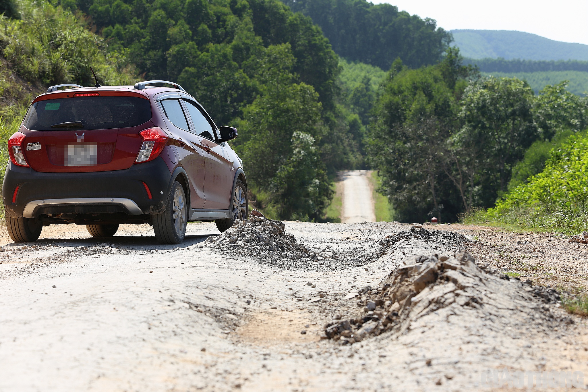 Thực trạng n&agrave;y vừa g&acirc;y nguy hiểm cho người v&agrave; phương tiện lưu th&ocirc;ng tr&ecirc;n tuyến, vừa g&acirc;y &ocirc; nhiễm m&ocirc;i trường cho hai b&ecirc;n tuyến đường.