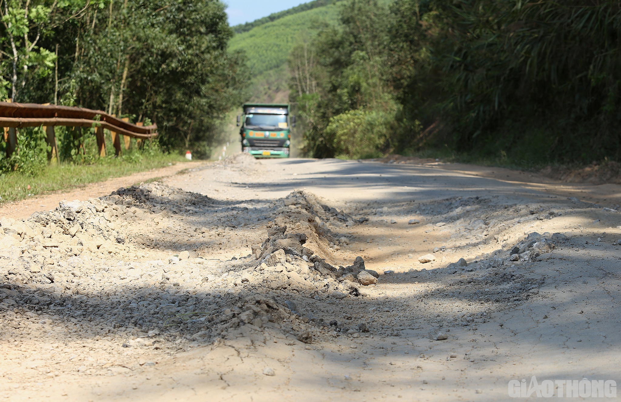 Anh Trần Văn C&ocirc;ng (ở x&atilde; Thịnh Th&agrave;nh) cho biết: Đường tỉnh 538 l&agrave; tuyến đường ngắn nhất từ Thịnh Th&agrave;nh xuống thị trấn Y&ecirc;n Th&agrave;nh. Ngo&agrave;i ra, đ&acirc;y l&agrave; tuyến đường để người d&acirc;n vận chuyển keo, tr&agrave;m n&ecirc;n h&agrave;ng ng&agrave;y lưu lượng người v&agrave; phương tiện rất lớn.