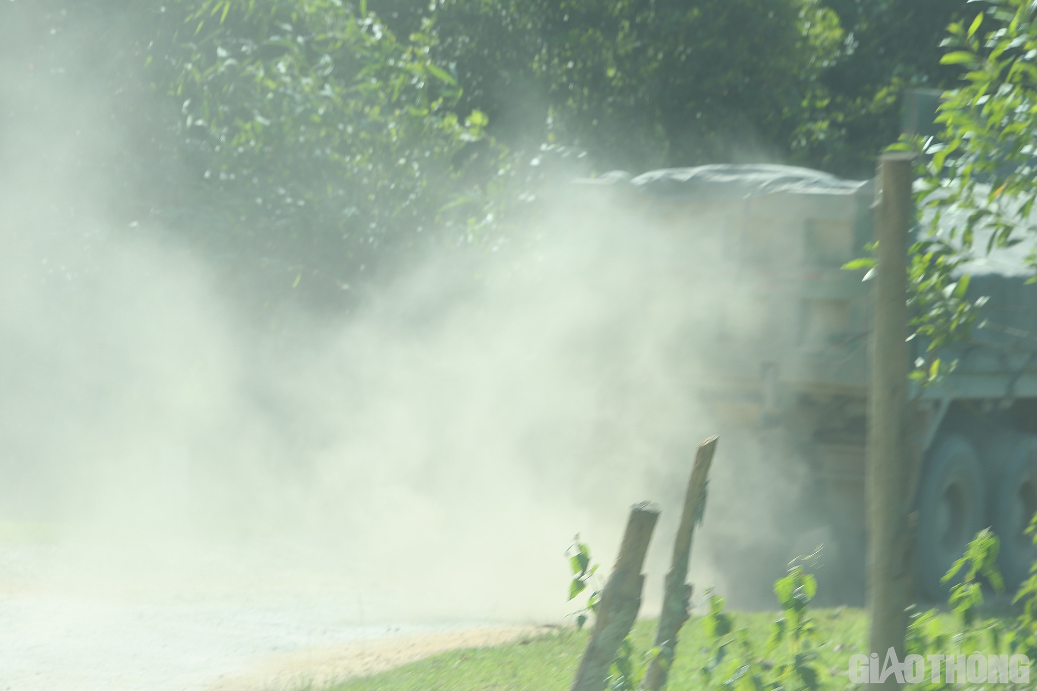 Kh&ocirc;ng những mất ATGT, tiềm ẩn nguy cơ TNGT, t&igrave;nh trạng hư hỏng, xuống cấp c&ograve;n g&acirc;y &ocirc; nhiễm m&ocirc;i trường nghi&ecirc;m trọng. Mỗi lần c&oacute; xe &ocirc; t&ocirc; tải chạy qua l&agrave; bụi cuộn l&ecirc;n, bay m&ugrave; mịt kh&ocirc;ng thấy cả đường đi.