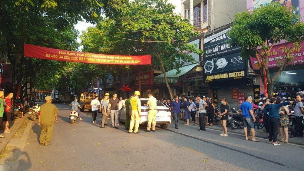 Lực lượng chức năng nhanh ch&oacute;ng c&oacute; mặt tại hiện trường để điều tra vụ việc.